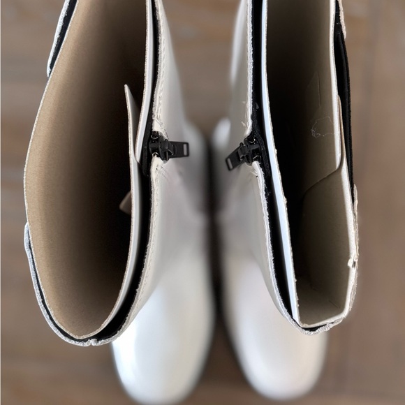 UGG Women's Cream and Black Winter Boots - Picture 10 of 14